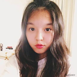 组图李咏14岁女儿近照露玉背身材高挑气质佳