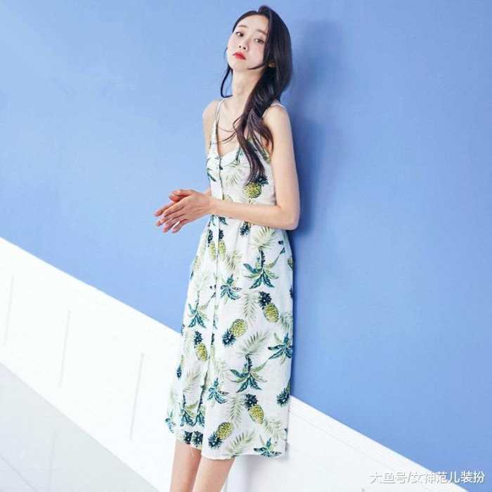 夏天穿上吊带连衣裙,露出香肩锁骨,女人味十足性感迷人