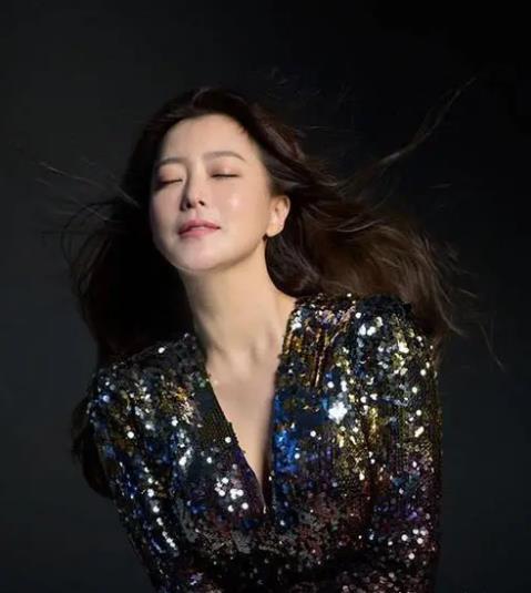金喜善因女儿丑被质疑整容,说长开就好了,谁知12年后却被打脸