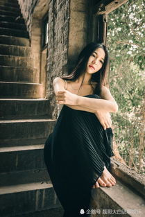 户外长发气质美女,忧郁的气质显得安静迷人,青春时尚,自信洒脱