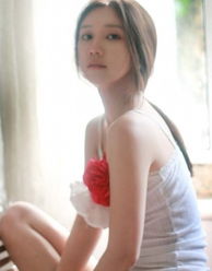 气质超凡脱俗韩国美女作家爆红网络
