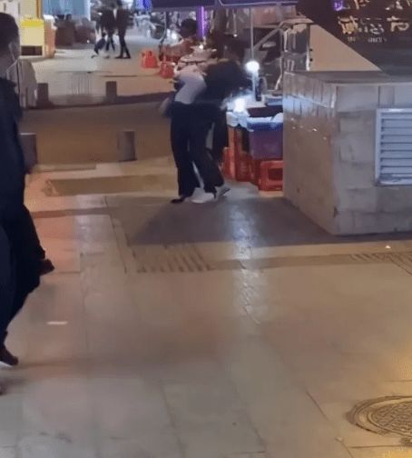 究竟什么仇什么怨广西一男子当街割伤女子面部,女子撕心裂肺尖叫