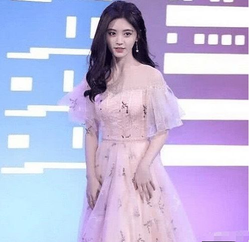关晓彤21岁鞠婧祎24岁,两人同台时画面亮了,没对比就没伤害