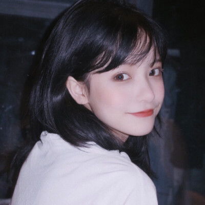超短发女生头像少女