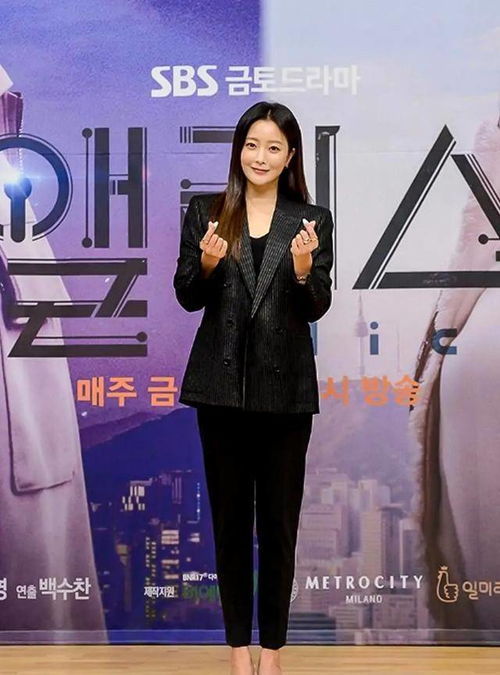 韩国第一美女金喜善也老了,穿西装上围丰满,现场脸部浮肿太明显