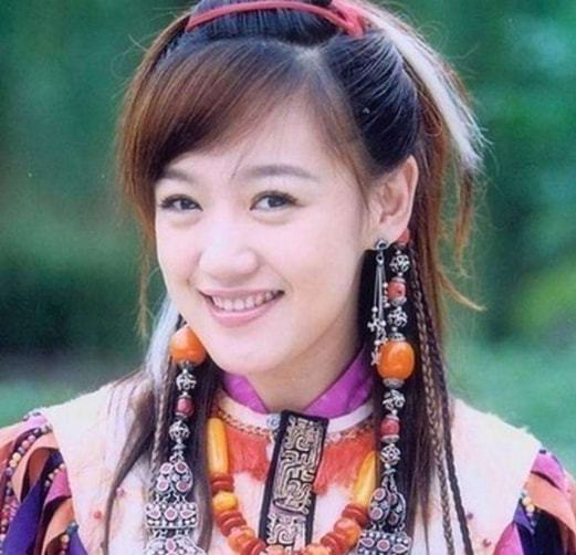 女星薛佳凝近况曝光,现身酒吧与异性拥抱牵手,年过40仍单身
