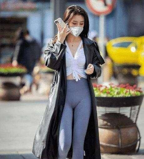 绿色长款风衣搭配灰色紧身打底裤,非常素净的配色,更加温柔典雅