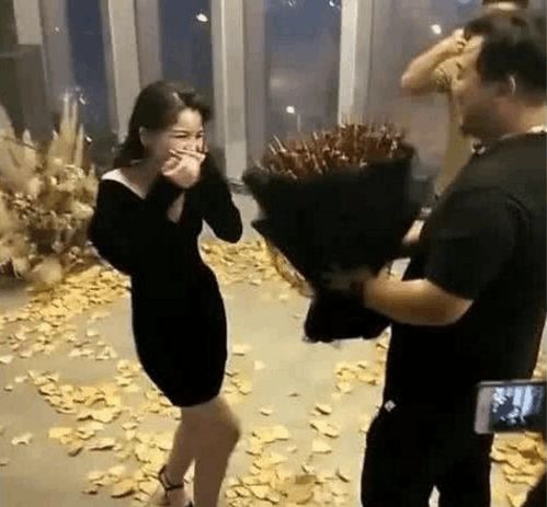 小伙向女友求婚,拿出一束花女友沸腾了