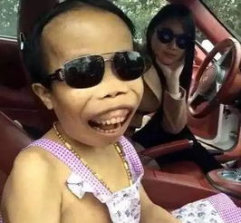 丑的一比却身价千万豪车无数美女左拥右抱,群众越骂越出名