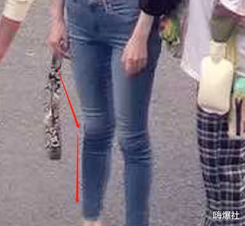 倪妮的神仙身材全靠垫路人镜头下,圆肩骨盆前倾x腿一样没落