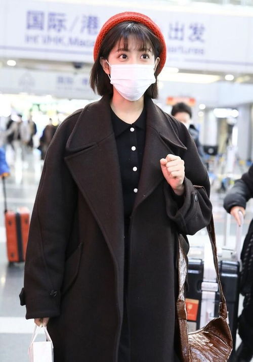 女人过了35岁打扮嫩点,穿大衣别戴毛线帽,彩色贝雷帽才高级