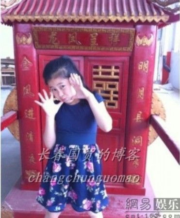 杨子12岁女儿近照曝光身材纤细大长腿抢镜
