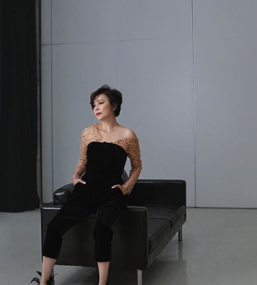 刘嘉玲才是奶奶辈顶流,西装配蕾丝裙显高级,却被渔网袜抢镜
