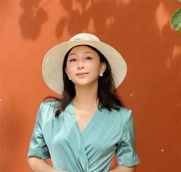 50岁左右的女人,帽子尽量不要戴棒球帽和贝雷帽,其实这些更洋气