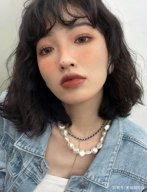 肤色暗黄的女生,口红别再涂999了,这几支口红更显白高级