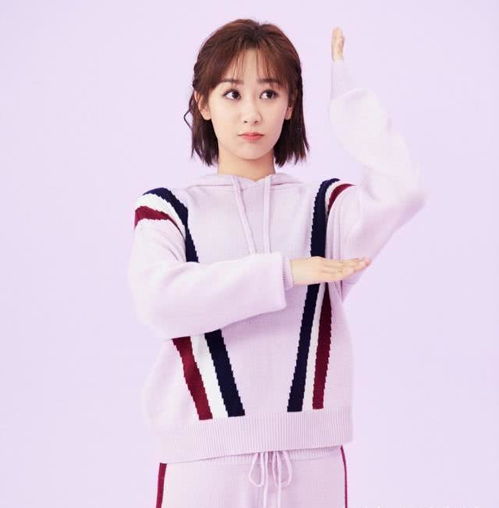 杨紫逆袭成功,穿连体裤凹出小蛮腰大长腿,尽显女神本色