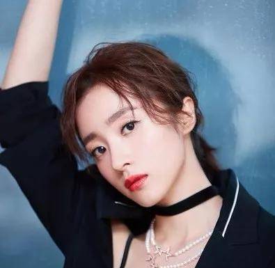 胡冰卿陈星旭恋情曝光十指紧扣亲密同行,两人假戏真做