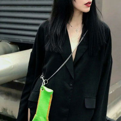 女生头像真人霸气黑色奈何桥上忽悠鬼