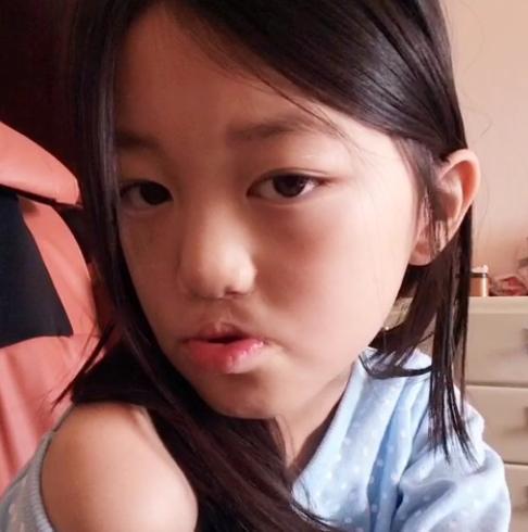 14岁李嫣终于摆脱兔唇,蜕变成女神,和妈妈王菲越来越像