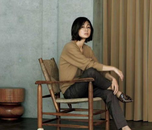 成熟女人自然搭配展现高级感,50也能通过基础款美得与众不同