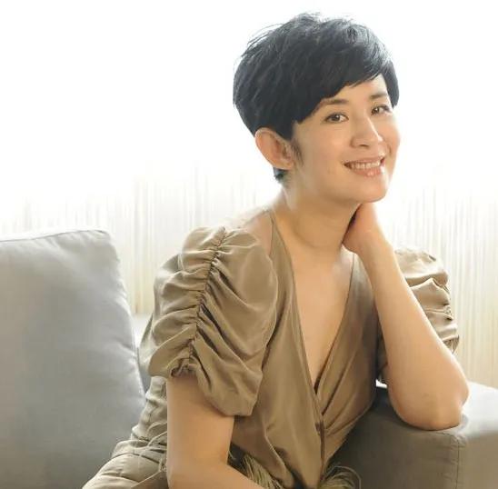 谐星女王吴君如,身着帅气西装与刘嘉玲比美,两人不相上下