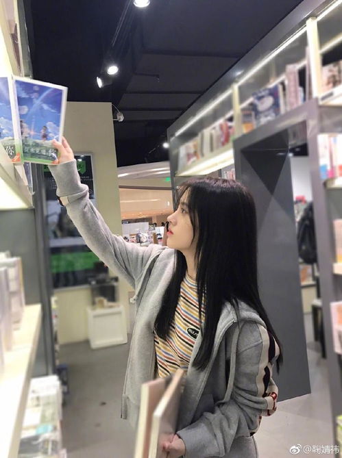 四千年一遇美女鞠婧祎逛书店,拿书那瞬间,真的心动了