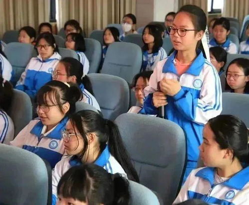 为花季护航让青春闪光巴州区第十一小学校开展女生专题讲座