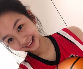 邱淑贞外出聚与家人聚餐,17岁女儿颜值出众