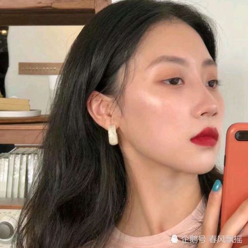 偷偷暗恋你的女生,即使不向你表白,这3个细节也藏不住