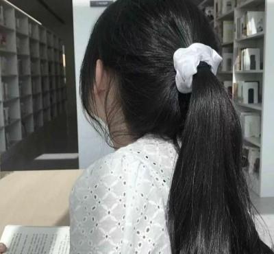 女生脸上有这3特征,别再披头散发了,扎起来颜值更高