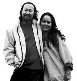娶小18岁妻子,中年经历丧女之痛,草原苍狼腾格尔如今怎么样了