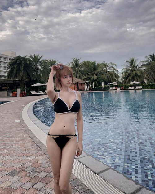 日本网红雪地比基尼写真,童颜小美女