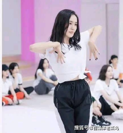 王智晒出女儿三岁照片,简直是一个模子刻得,37岁的她像少女一般