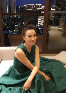 张庭丸子头魅力不减携众好友犒劳员工家人