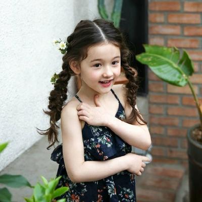 充满夏日气息的甜美小女孩头像亲爱的,我能为你遮风