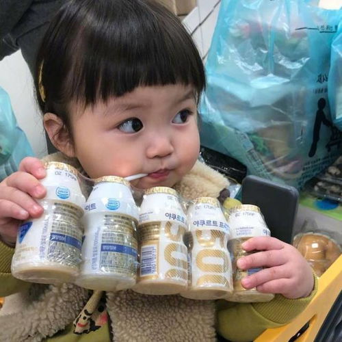 这个小女孩靠着一张软绵绵的小脸蛋走红,看过的人都想捏一捏