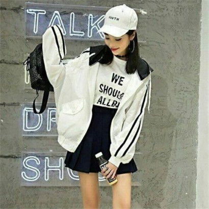 侧面气质女生头像牛仔裤