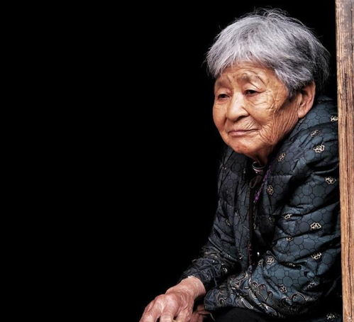 女人到了晚年,应该给子女带孩子,还是重新找老伴再婚