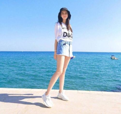 热巴穿白裙气质真绝,配初恋编发甜到爆表,说是仙女也不为过吧