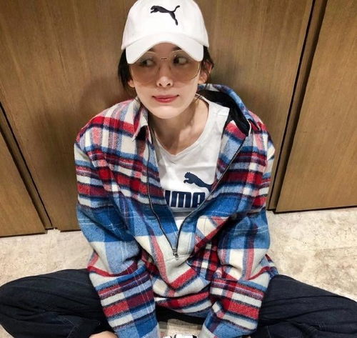 古力娜扎气质真好身穿红色条纹短裙大秀好身材,性感优雅