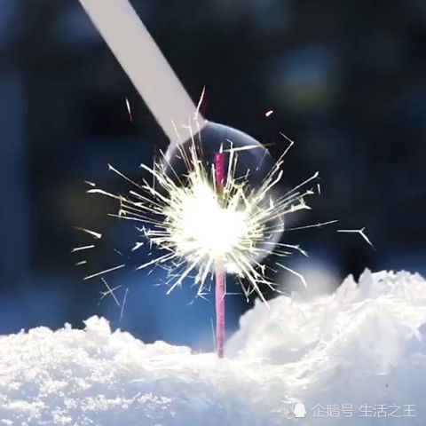 吹泡泡骨灰级玩家,肥皂泡里放烟花,这场面太炫酷