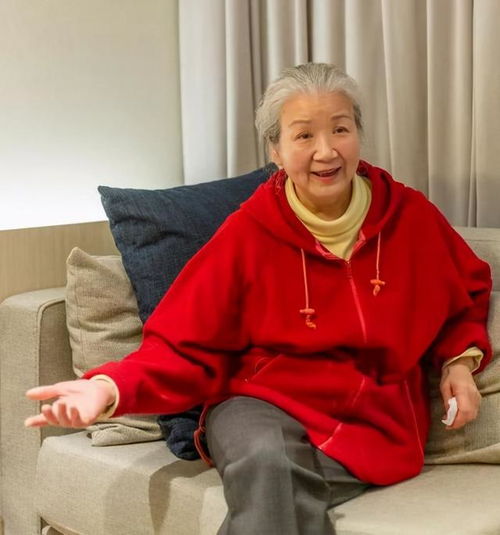 女人上了年纪后切记穿老年装烫羊毛卷,显老又油腻