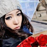 qq梨花头女生捧玫瑰的女生头像