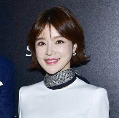 她是央视美女主持和大12岁导演结婚生子,36岁依旧美丽