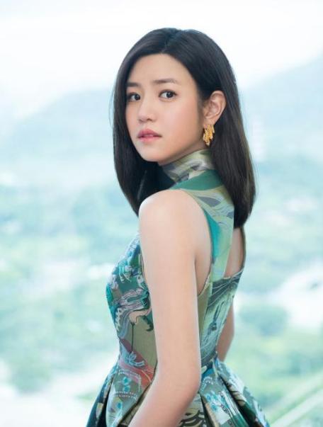 张歆艺和陈妍希仅差一岁,网友一个整容像大妈,一个生娃似少女