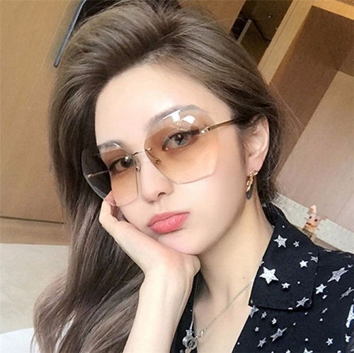 俗话说,一双眼睛毁了一张脸,每个女人基本都有三四款太阳镜