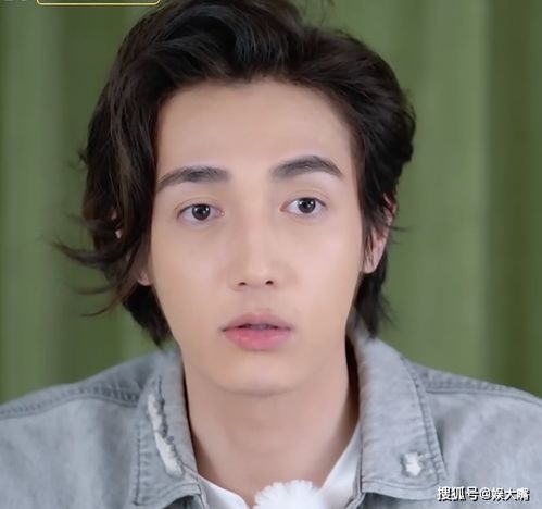 黄皓扔篮球砸到萧亚轩肚子,女神一个眼神,小男友双手捂头像犯错小朋友