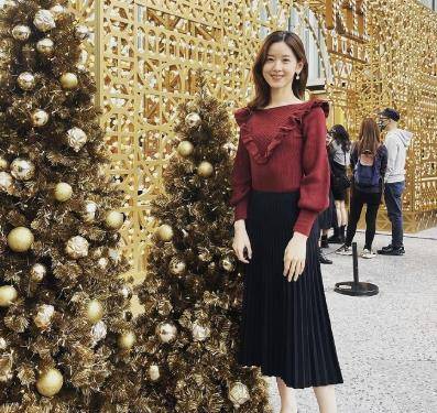 章泽天带女儿外出逛街5岁女儿扎蝴蝶结,头发浓密身高出众