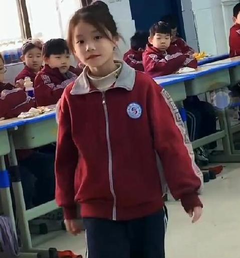 小学女生一笑倾城百媚生,在人群中闪闪发光,父母却有点无奈
