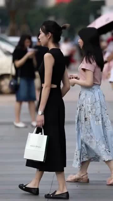 高冷美女跟闺蜜逛街,最后才知道什么是微微一笑很倾城心动